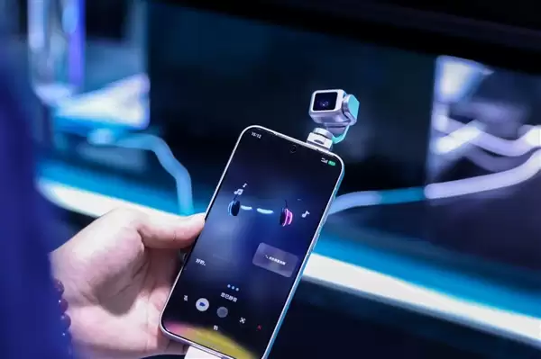 荣耀Robot Phone未发先火!首日预约量超越荣耀历代旗舰