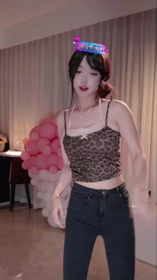性感主播呆妹儿被嘲讽:千万粉丝没人刷礼物!