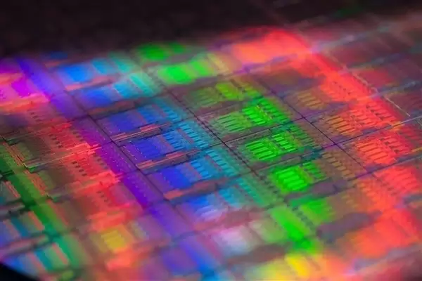进度超预期 Intel提前一年量产14A工艺:2028年追上台积电A14