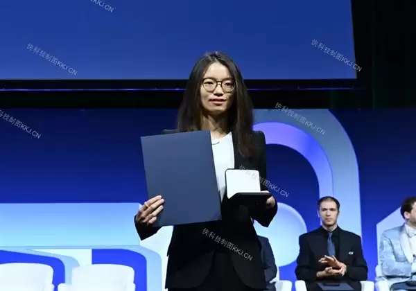 拿下菲尔兹奖!中国籍首位女得主王虹 颁奖现场介绍家乡桂林