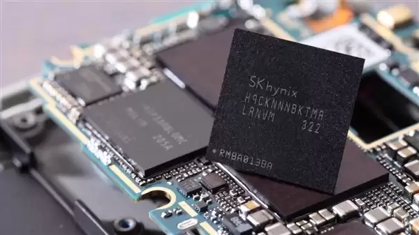 SK海力士3D堆叠DRAM杀到!手机端侧AI不再画饼:带宽飙升、延迟砍半