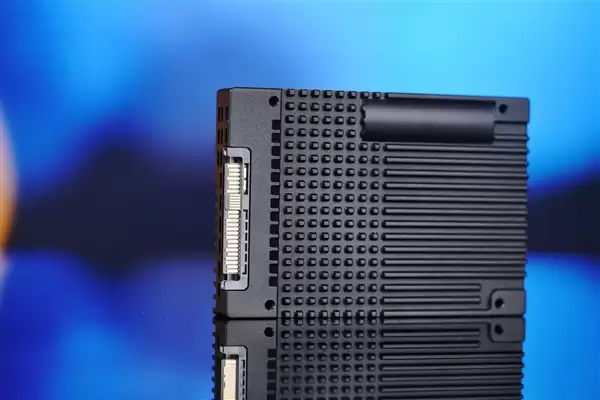 超高3100K IOPS随机读写!长江存储PE522 15.36TB企业级SSD图赏