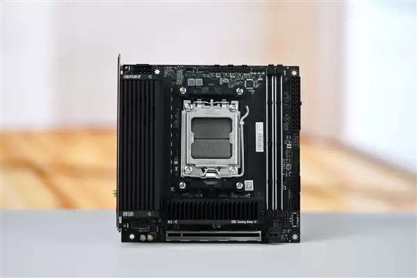 小体积不将就!七彩虹iGame B850I MINI OC V14主板评测:同级唯一异步超频 一键释放X3D满血性能