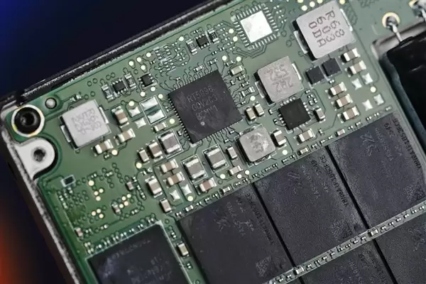 超高3100K IOPS随机读写!长江存储PE522 15.36TB企业级SSD图赏