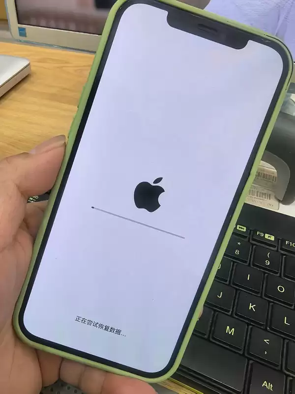 iPhone卡在白苹果进不去?用爱思助手轻松解决 iPhone卡在白苹果进不去?用爱思助手轻松解决