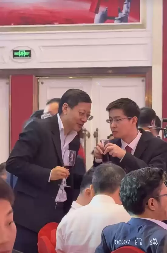 宇树科技上市登陆科创板 王兴兴敲钟合影表情冷静 午宴举杯终于笑了