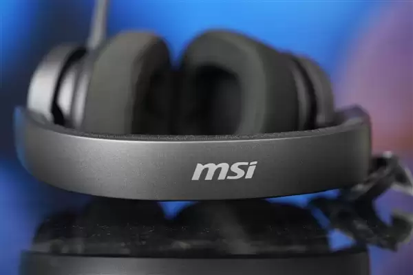 一副耳机玩遍PC、掌机和手机!微星MAESTRO 300电竞耳机评测:247g轻量还有双耳罩
