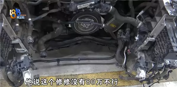 保险公司定损人员现场查看车辆受损部位,评估可见损失