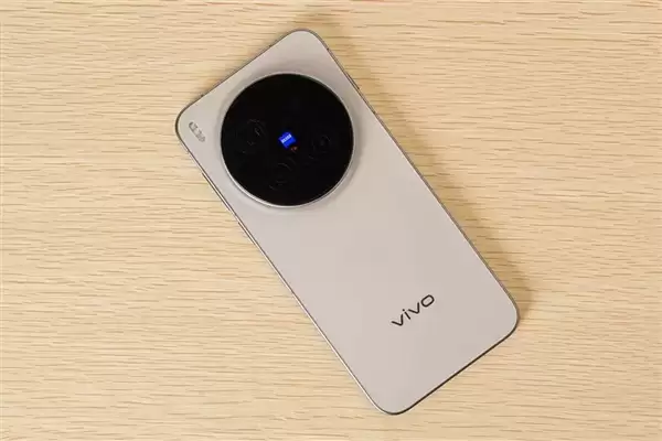 vivo X500 Pro Max机身外观及影像模组特写