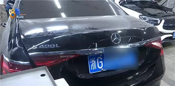 奔驰S400L撞树后车头严重变形,前保险杠及大灯区域损毁