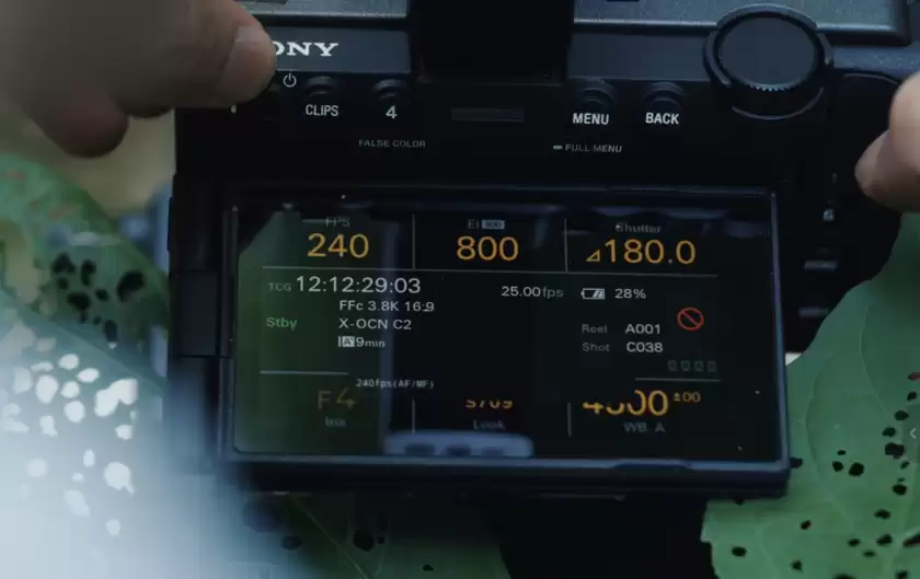 FX5翻转显示屏上的BIG6主屏界面，显示核心拍摄参数