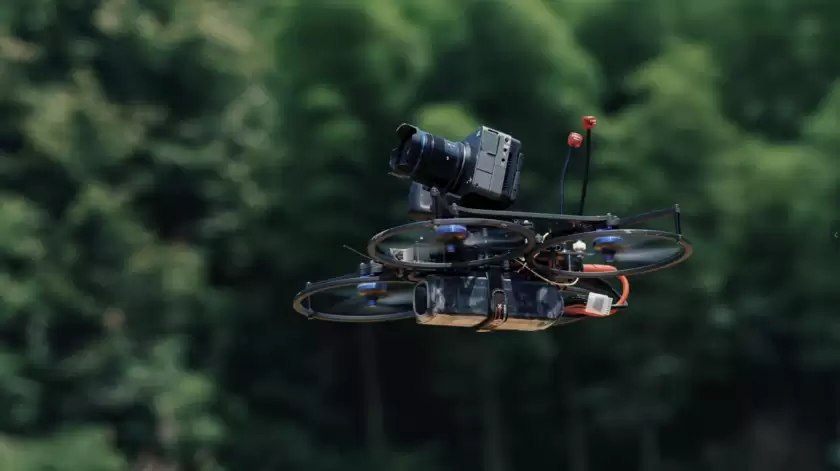 FX5挂载于无人机进行空中跟拍的设备部署状态
