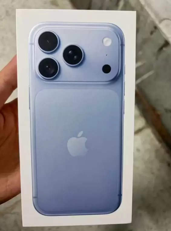 iPhone 18 Pro Max 包装盒谍照,展示天蓝色机身渲染图