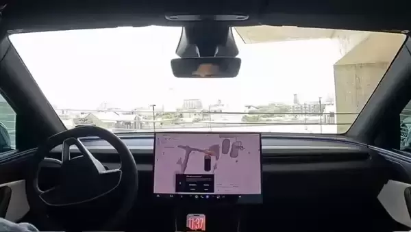 特斯拉FSD在停车场边缘未识别铁丝，车辆持续向前行驶