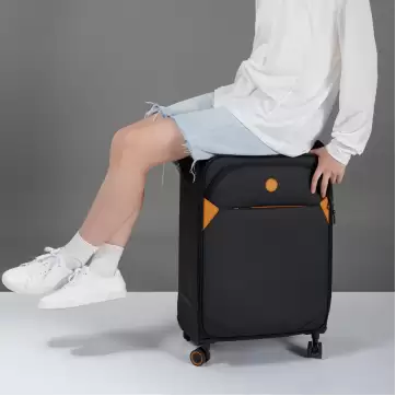 维丽杰剑桥系列20寸登机箱正面全景图,展示其简约的软箱设计和多档位拉杆